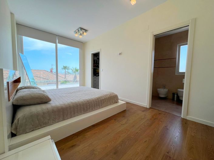 Image No.15-6 Bed Villa for sale