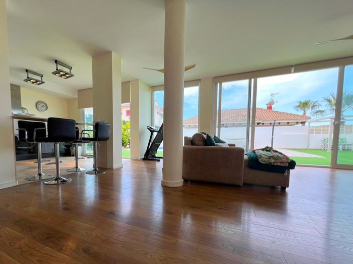 Image No.2-6 Bed Villa for sale