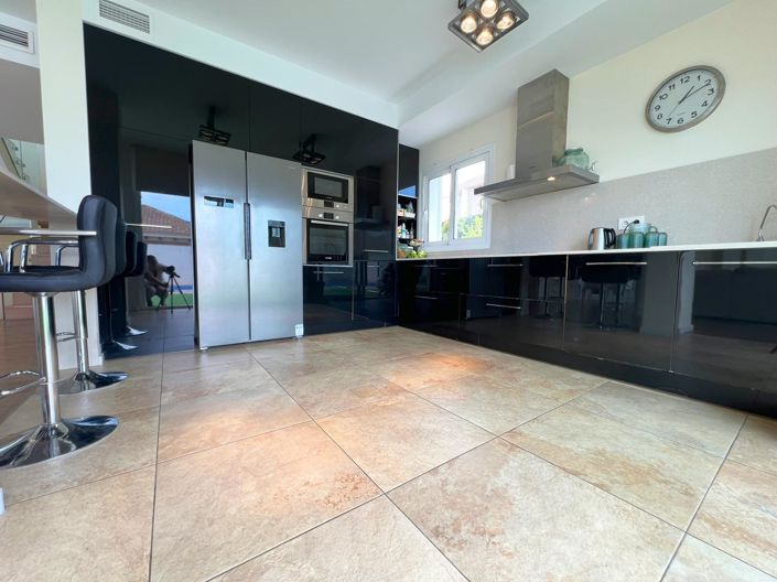 Image No.9-6 Bed Villa for sale