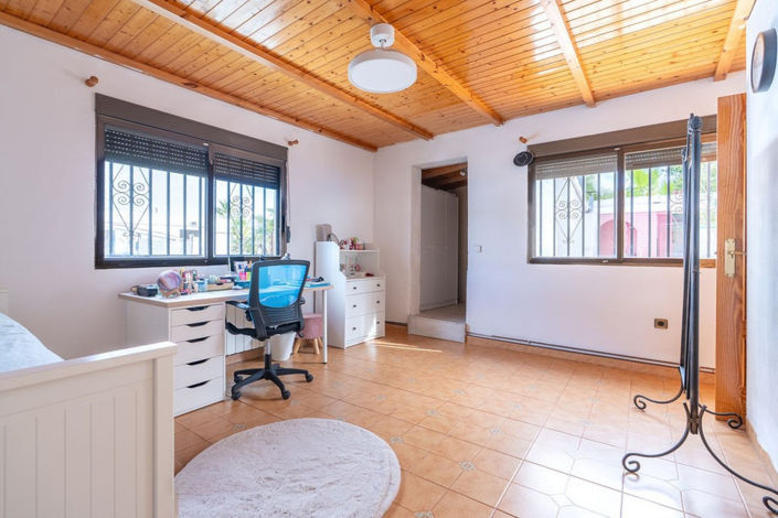 Image No.19-3 Bed Country House for sale