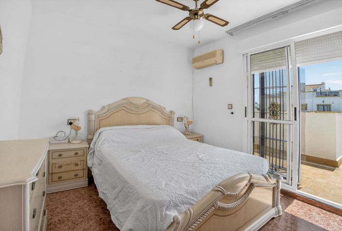 Image No.18-3 Bed Townhouse for sale