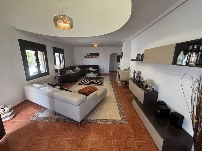 Image No.2-4 Bed Villa for sale