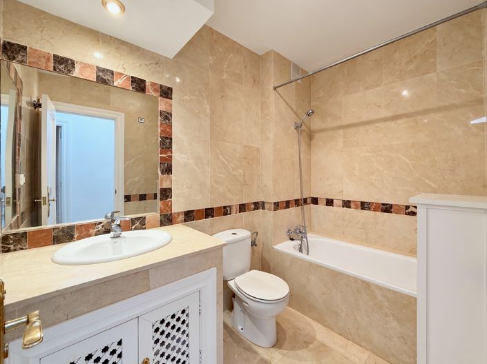 Image No.21-4 Bed Townhouse for sale