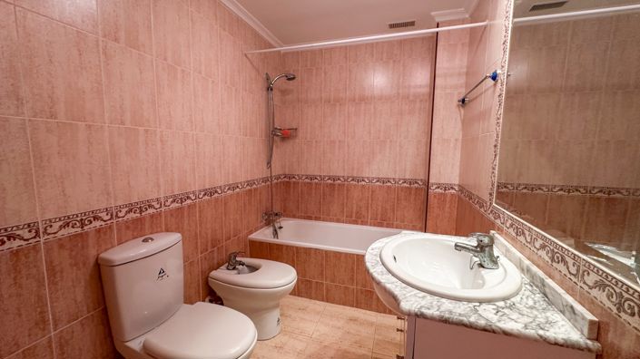 Image No.18-2 Bed Townhouse for sale