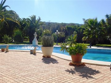 casa-en-venta-denia-piscina-y-jardin