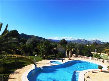 villa-for-sale-in-denia-pool-from-roof