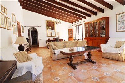 villa-for-sale-in-denia-living-room-2