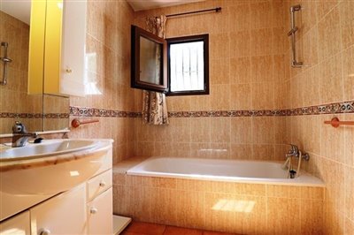 villa-for-sale-in-denia-bathroom-ensuite