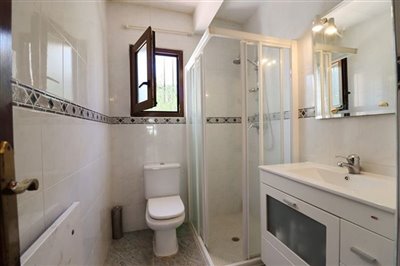 villa-for-sale-in-denia-bathroom