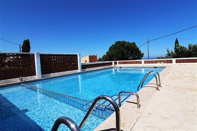 villa-for-sale-in-denia-pool