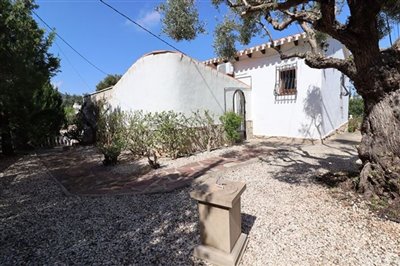 villa-for-sale-in-denia-garden-back