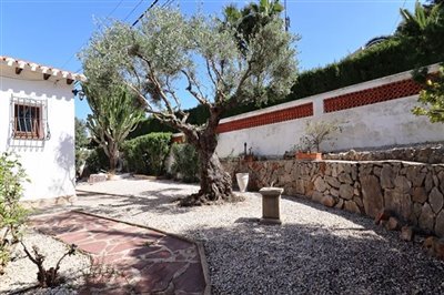 villa-for-sale-in-denia-side-garden