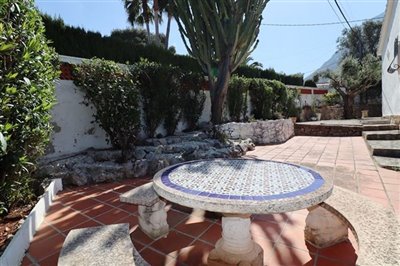 villa-for-sale-in-denia-back-garden-2