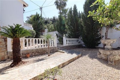 villa-for-sale-in-denia-side-garden-3