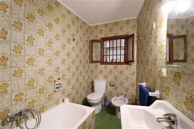 villa-for-sale-in-la-xara-bathroom