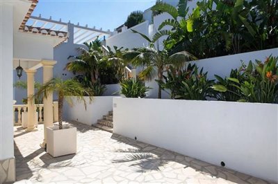 villa-for-sale-in-denia-front-garden