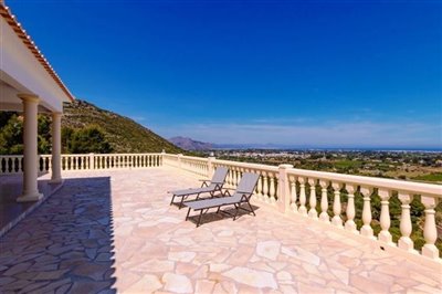 villa-for-sale-in-denia-terrace-and-view