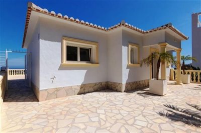 villa-for-sale-in-denia-entrance-of-house