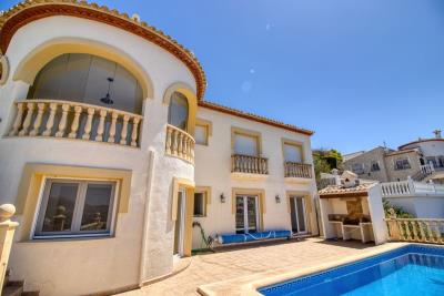 estate-agents-in-denia-pool-back-view