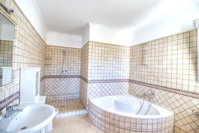 villa-for-sale-in-denia-master-bathroom