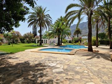 pool-area-in-a-villa-for-sale-in-denia