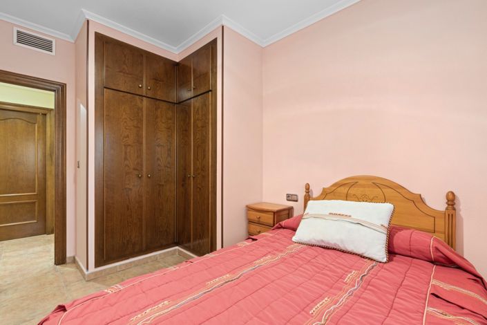 Image No.15-3 Bed Property for sale