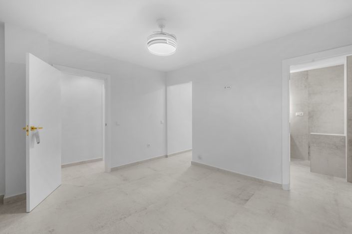 Image No.15-3 Bed Apartment for sale