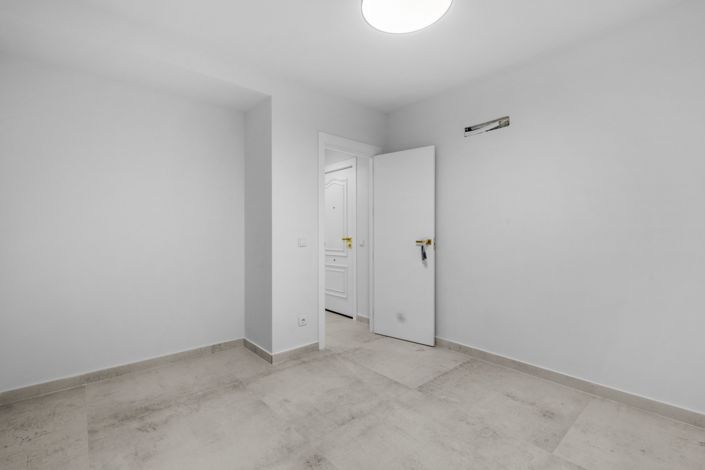 Image No.20-3 Bed Apartment for sale