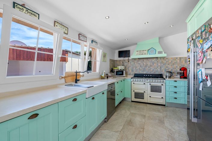 Image No.14-6 Bed Property for sale