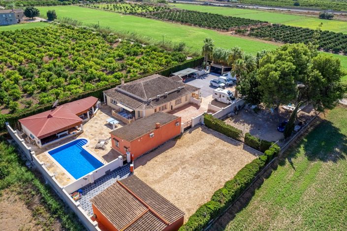 Image No.2-6 Bed Property for sale