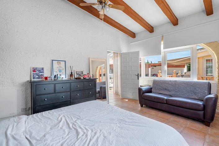 Image No.40-6 Bed Property for sale