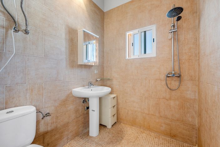 Image No.42-6 Bed Property for sale