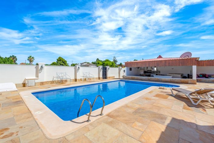 Image No.45-6 Bed Property for sale