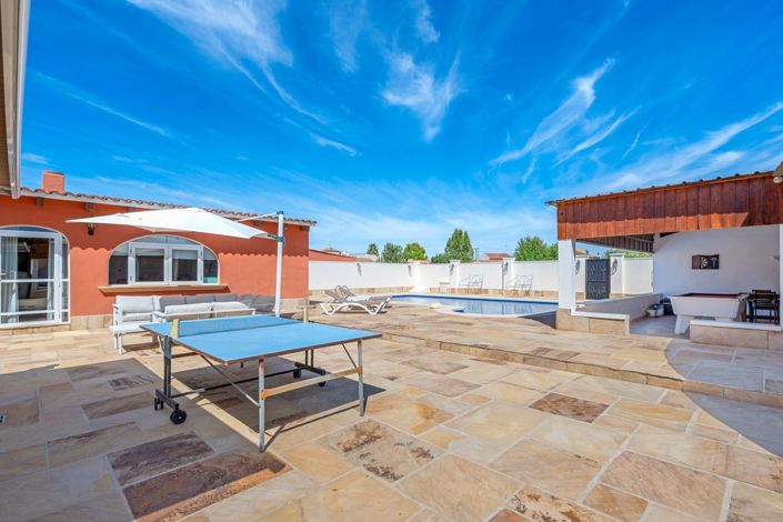 Image No.48-6 Bed Property for sale