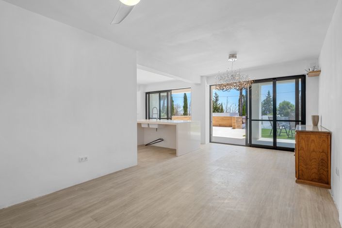 Image No.22-8 Bed Property for sale