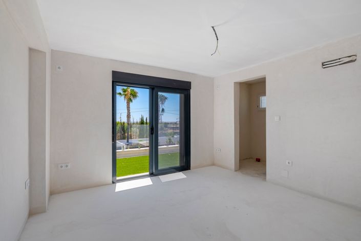 Image No.40-8 Bed Property for sale