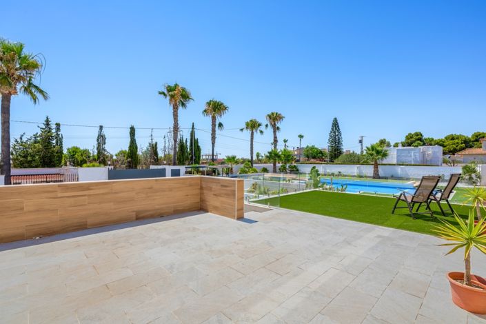 Image No.8-8 Bed Property for sale