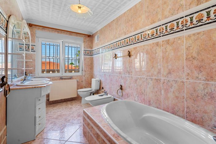 Image No.33-7 Bed Chalet for sale