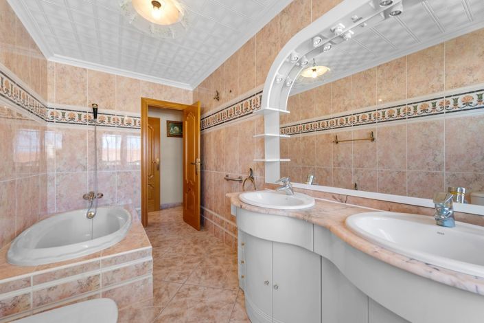Image No.34-7 Bed Chalet for sale