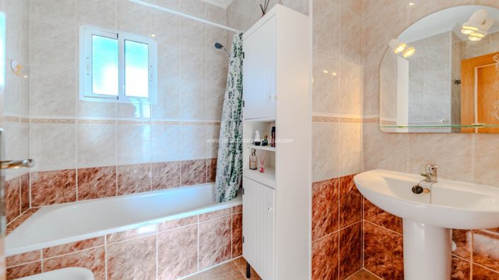 Image No.19-3 Bed Villa for sale