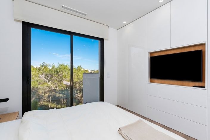 Image No.27-4 Bed Property for sale