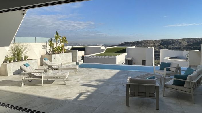 Image No.2-4 Bed Villa for sale