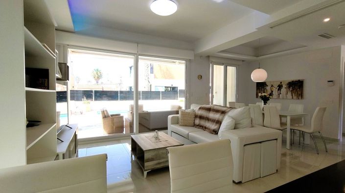 Image No.12-3 Bed Property for sale