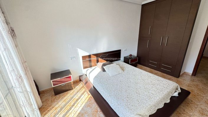 Image No.20-3 Bed Townhouse for sale