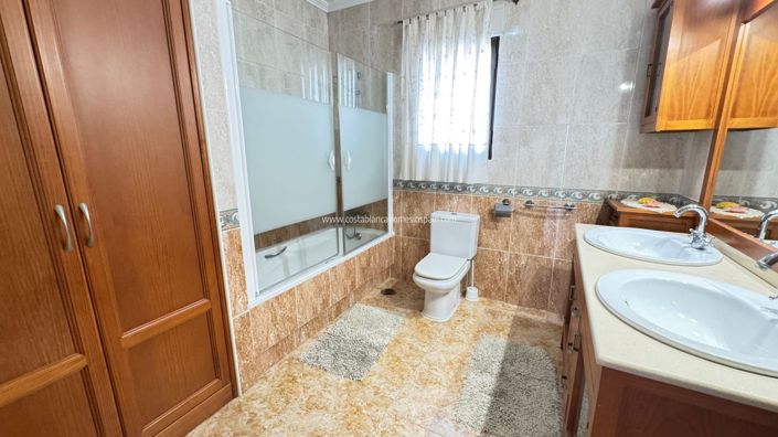 Image No.30-3 Bed Townhouse for sale