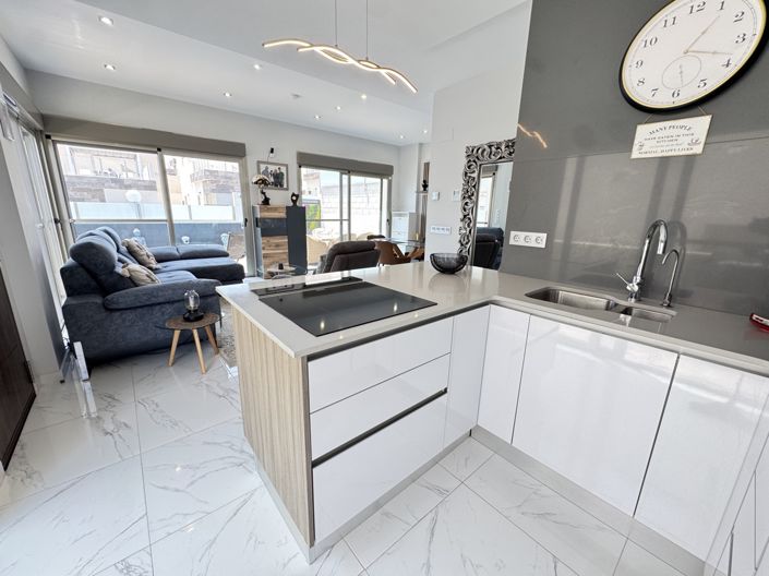 Image No.10-4 Bed Property for sale