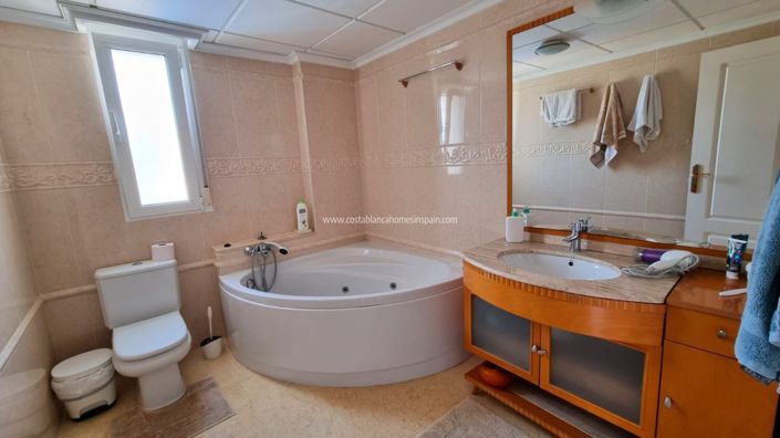 Image No.15-5 Bed Property for sale