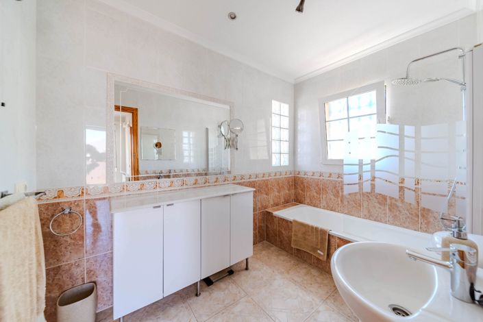 Image No.28-3 Bed Property for sale