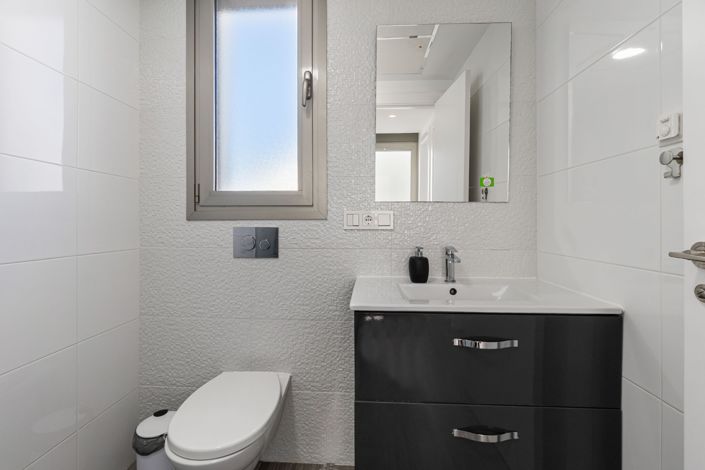 Image No.15-4 Bed Property for sale