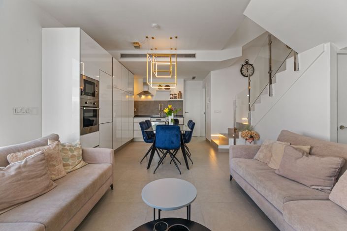 Image No.2-4 Bed Property for sale